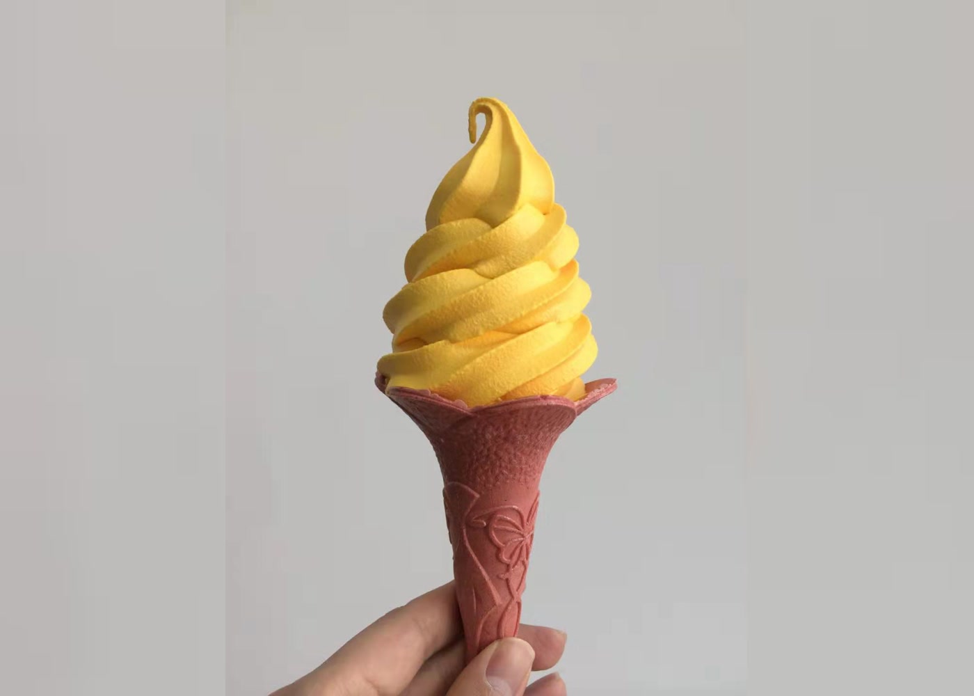 黄色冰淇淋与红色花形可食壳产品展示