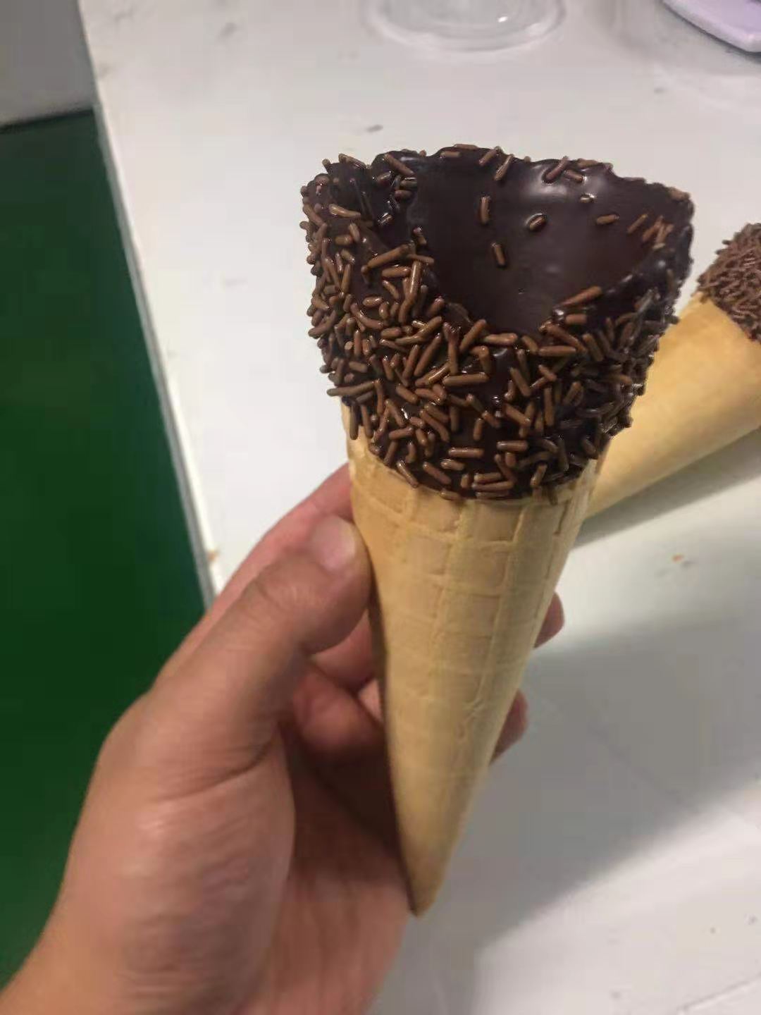 巧克力蘸层与糖针装饰威化筒产品